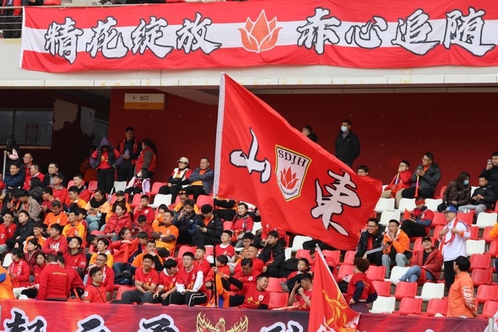 主場(chǎng)上萬名球迷的吶喊助威，給山東體彩女足征戰(zhàn)女超增添了能量與動(dòng)力